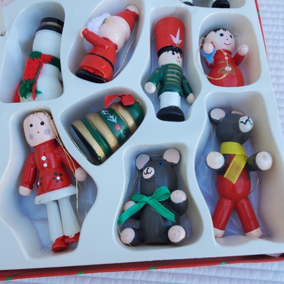 22 Wood Christmas Ornaments In Box 1.5"-3" Vintage Green Red Wooden Holiday - Picture 3 of 10